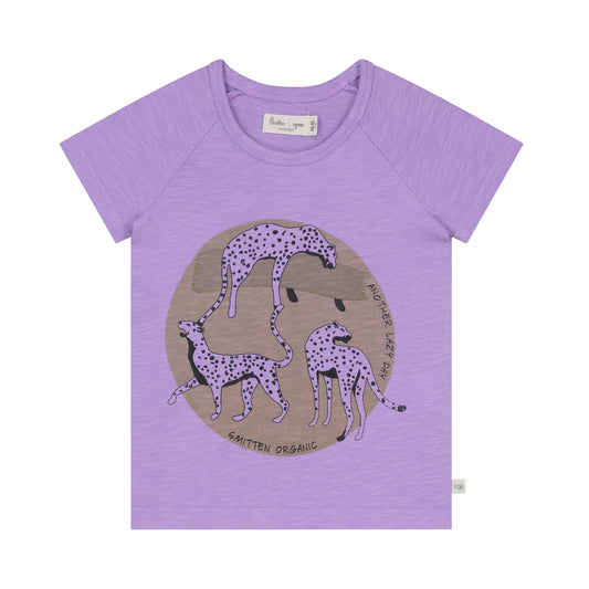 'Leap of leopard lying at acacia tree' paars T-shirt met korte mouwen