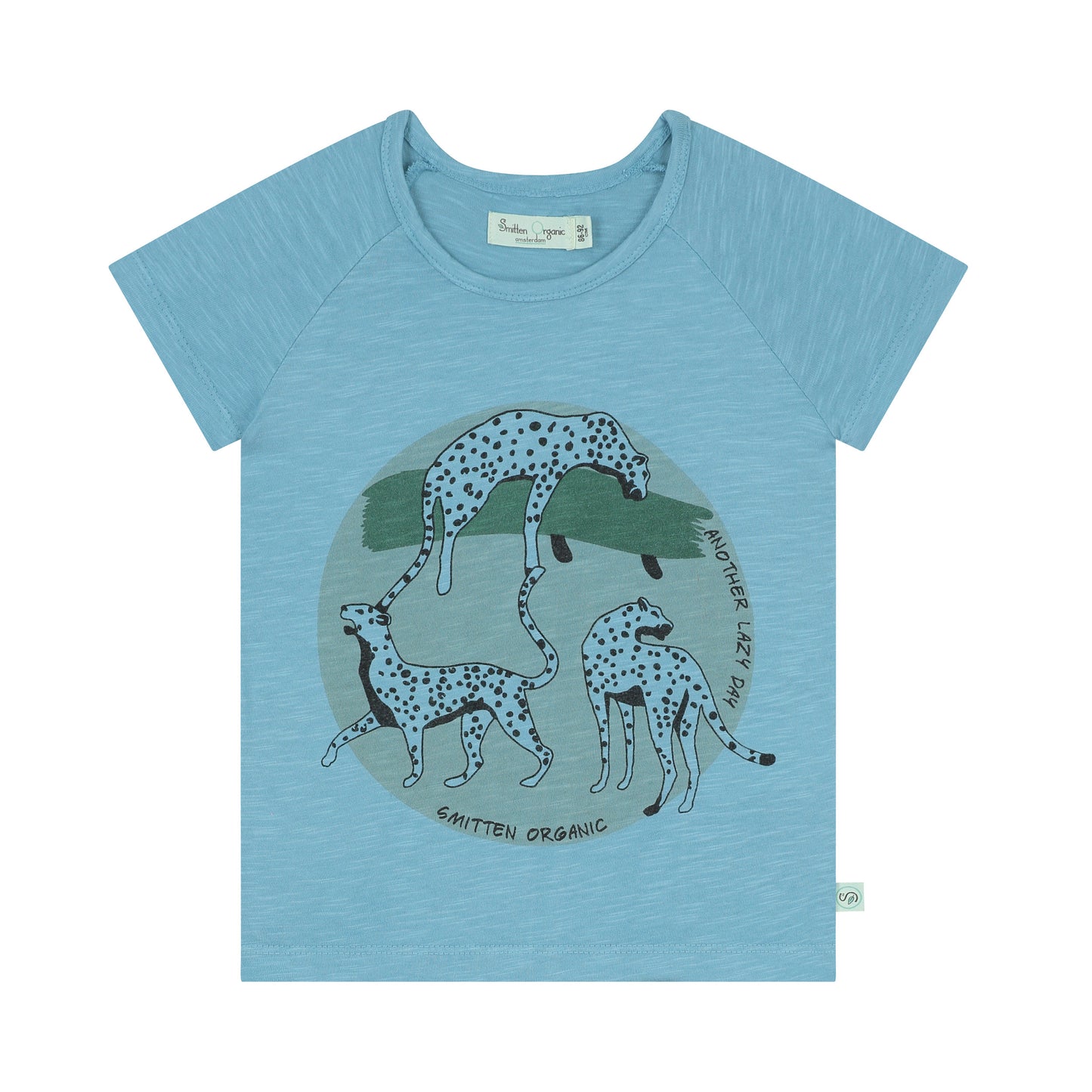 'Leap of leopard lying at acacia tree' Blauw T-shirt met korte mouwen