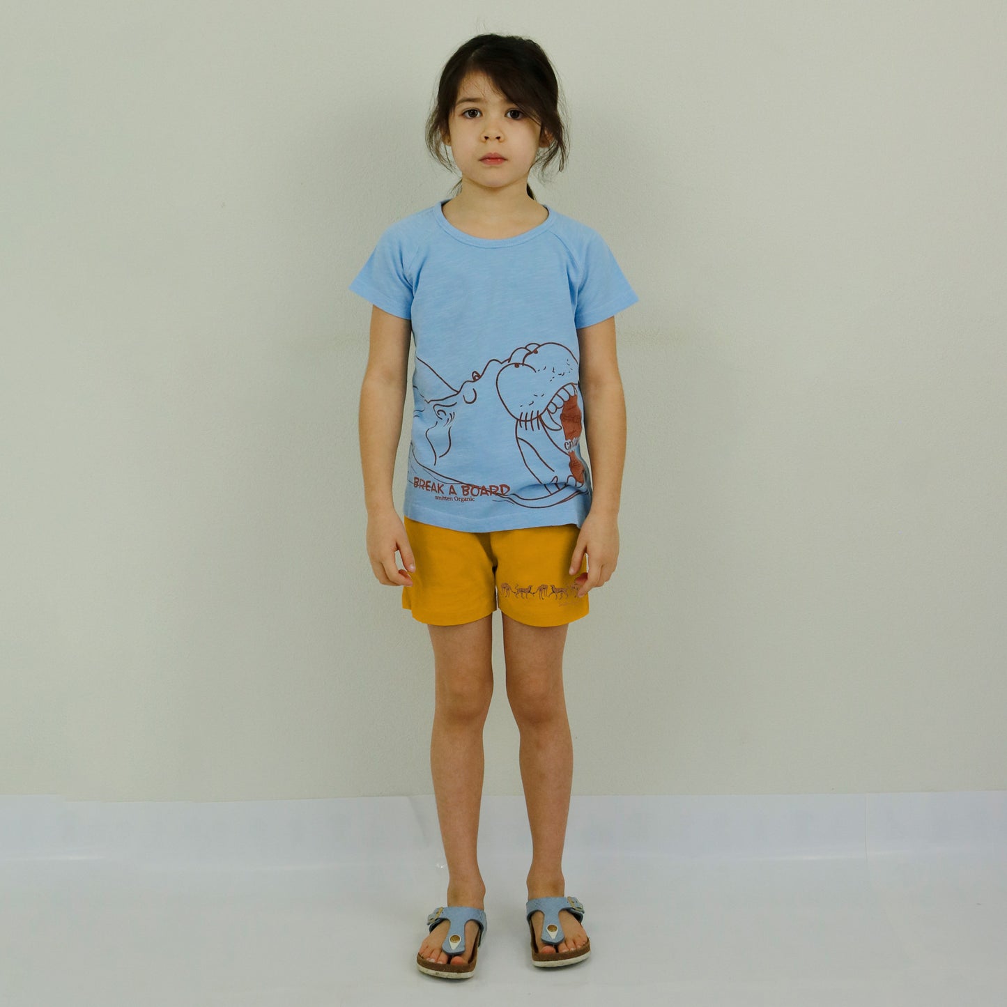 Kurzärmliges blaues T-Shirt des Flusspferds, das Skateboard knackt