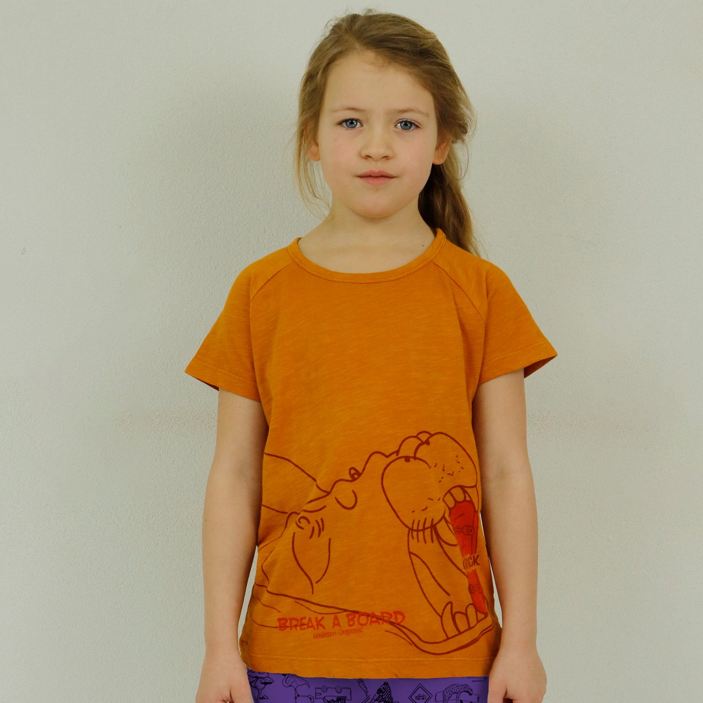 'Hippo cracking skateboard' bruin T-shirt met korte mouwen